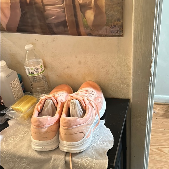 Puma Women's Peach Sneakers - Picture 3 of 5